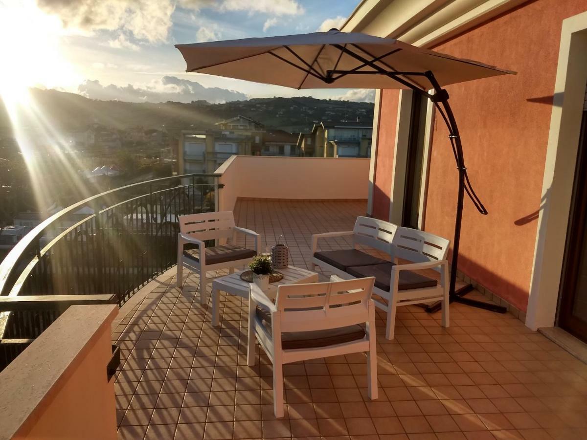 Seafront And Mountain View Penthouse Daire Martinsicuro Dış mekan fotoğraf